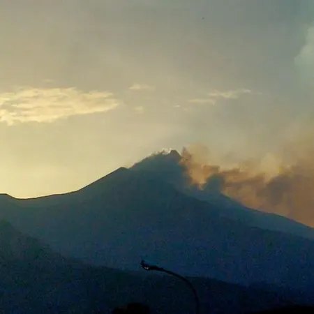 別荘 Loft Sotto Il Vulcano, Con Posto Auto Privato ザッフェラーナ・エトネーア